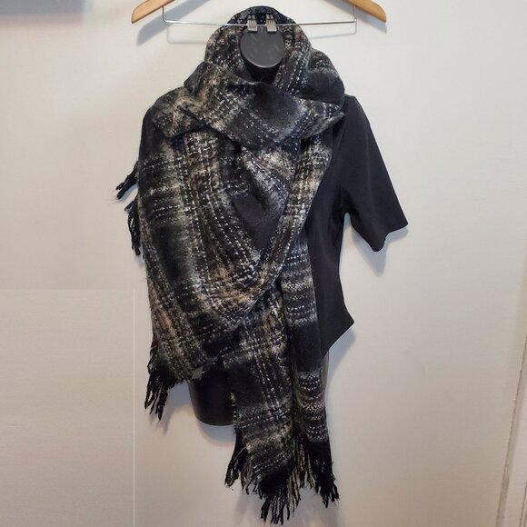 STEVE MADDEN Plaid Knit Scarf Fringe Fluffy Plush Winter Black Grey Women's OS - Picture 1 of 7